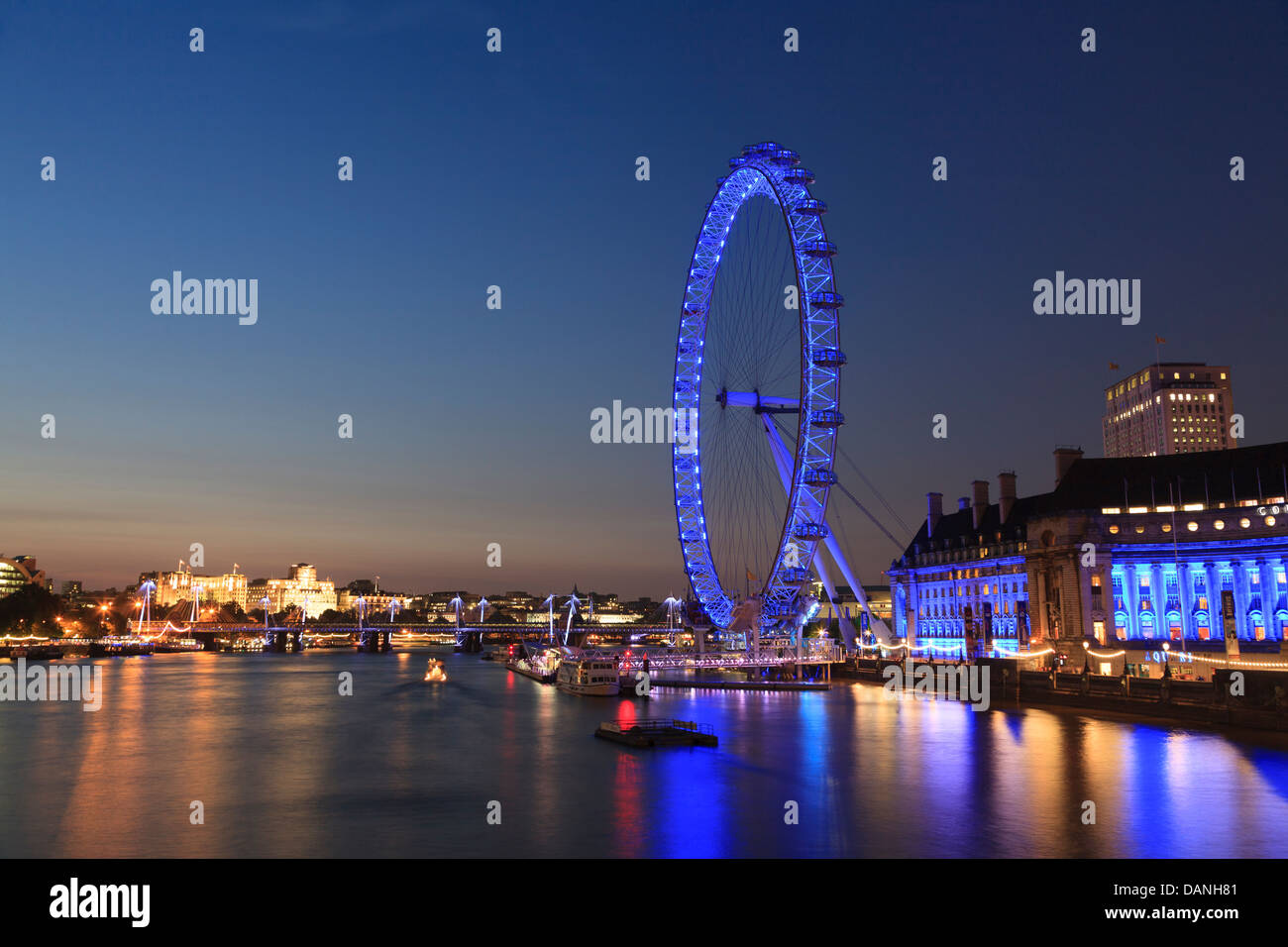 El London Eye es una noria gigante en la orilla sur del río Támesis en Londres, Inglaterra. Foto de stock