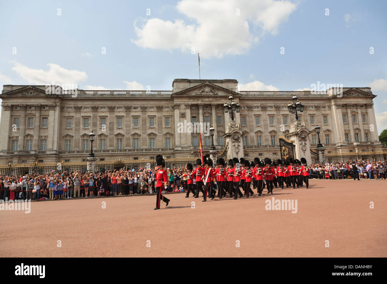 El cambio de guardias, Buckingham Palace, London, UK Foto de stock