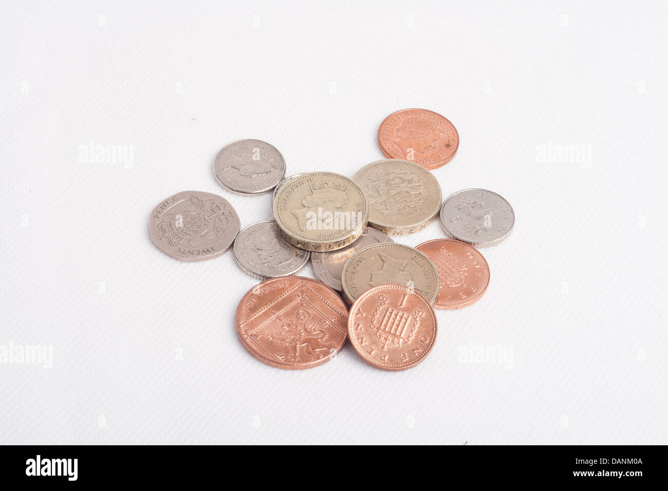 Algunos británicos monedas encima de un paño blanco Foto de stock
