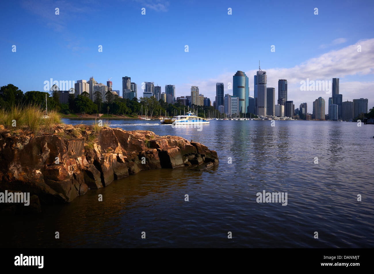 El distrito central de negocios de Brisbane & citycat ferry Foto de stock