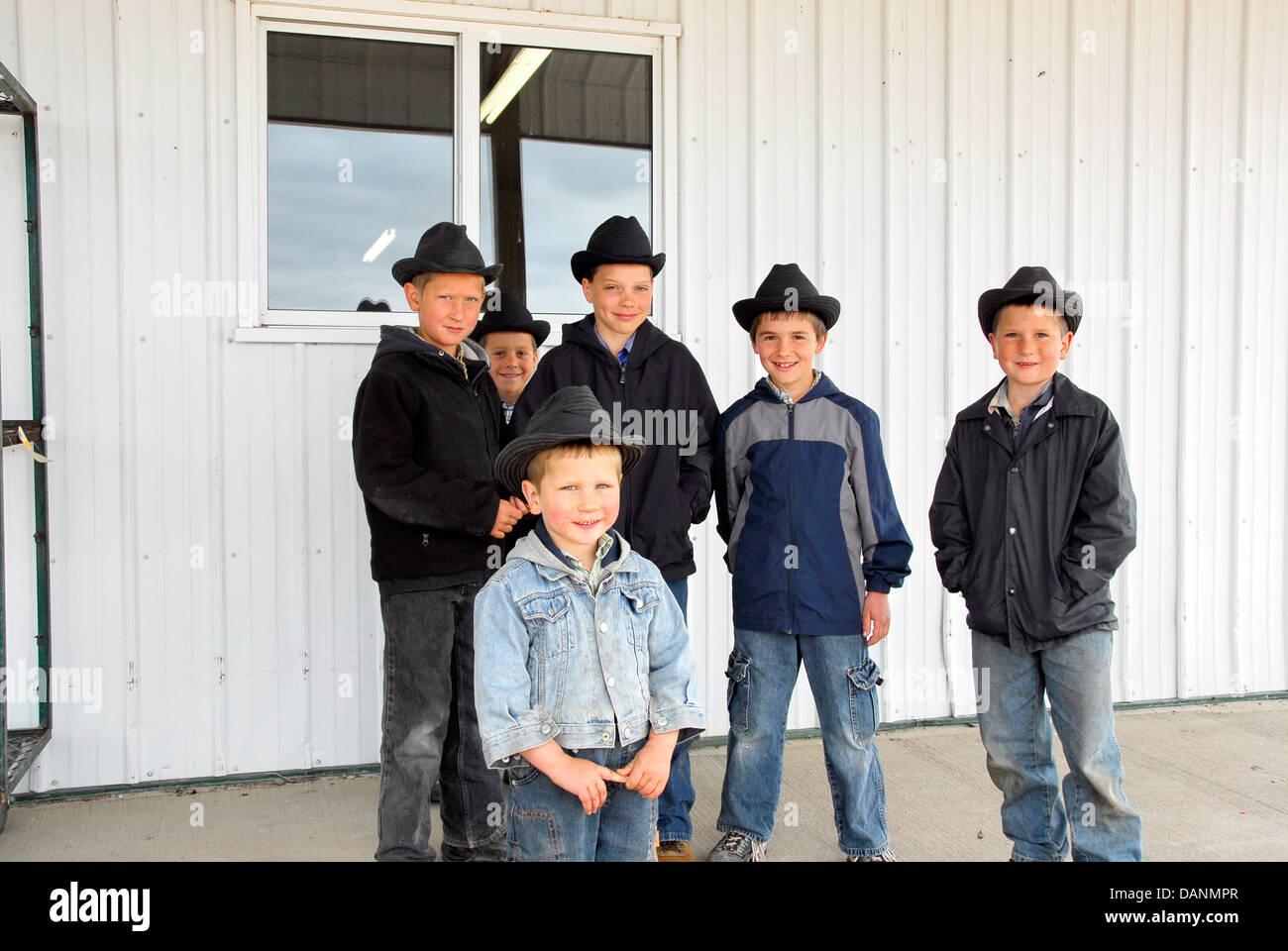 Los niños menonitas en la subasta de flores en el centro de Wisconsin