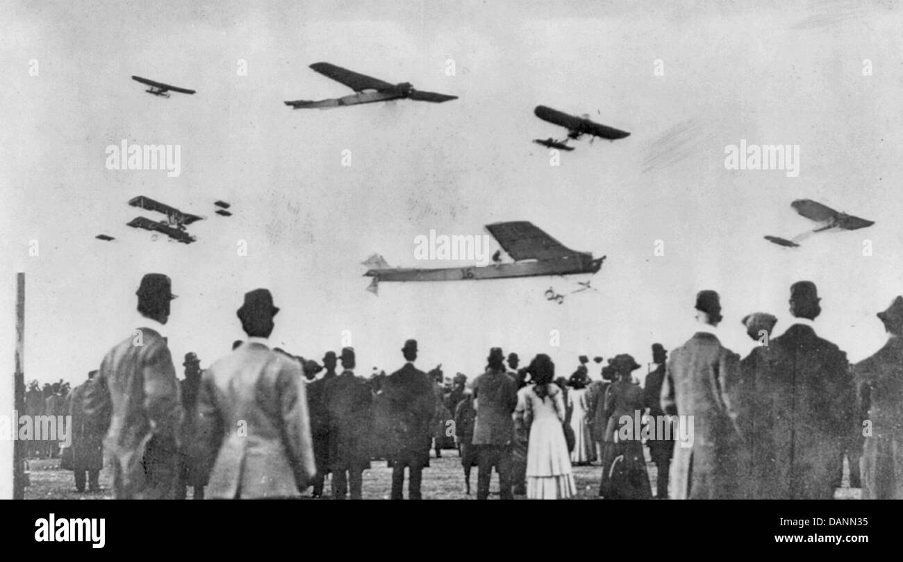 Multitud viendo los aviones en el aire en Belmont Park Air Show, Nueva York, circa 1910 Foto de stock