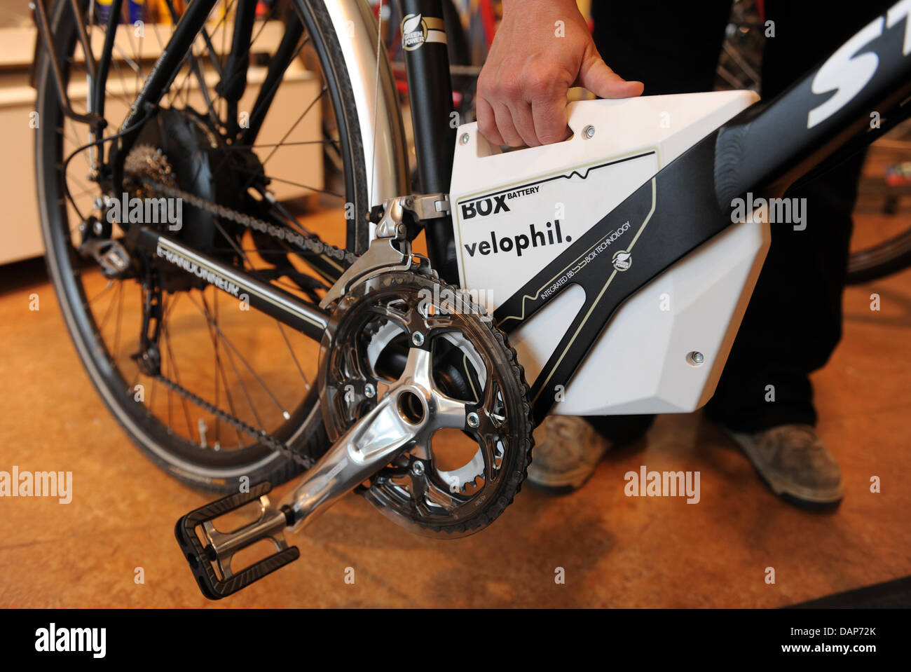 La batería de una bicicleta eléctrica es empujado en el marco de Berlín,  Alemania, el 28 de julio de 2011. Los alemanes, por ejemplo, se utilizan  las bicicletas eléctricas sobre la forma