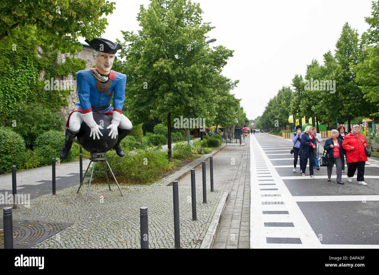 La figura del actor Hans Albers como Baron Muenchhausen volando sobre una bala de cañón se vea en el Studio Babelsberg en Potsdam, Alemania, el 31 de julio de 2011. Foto: Soeren Bozo Foto de stock