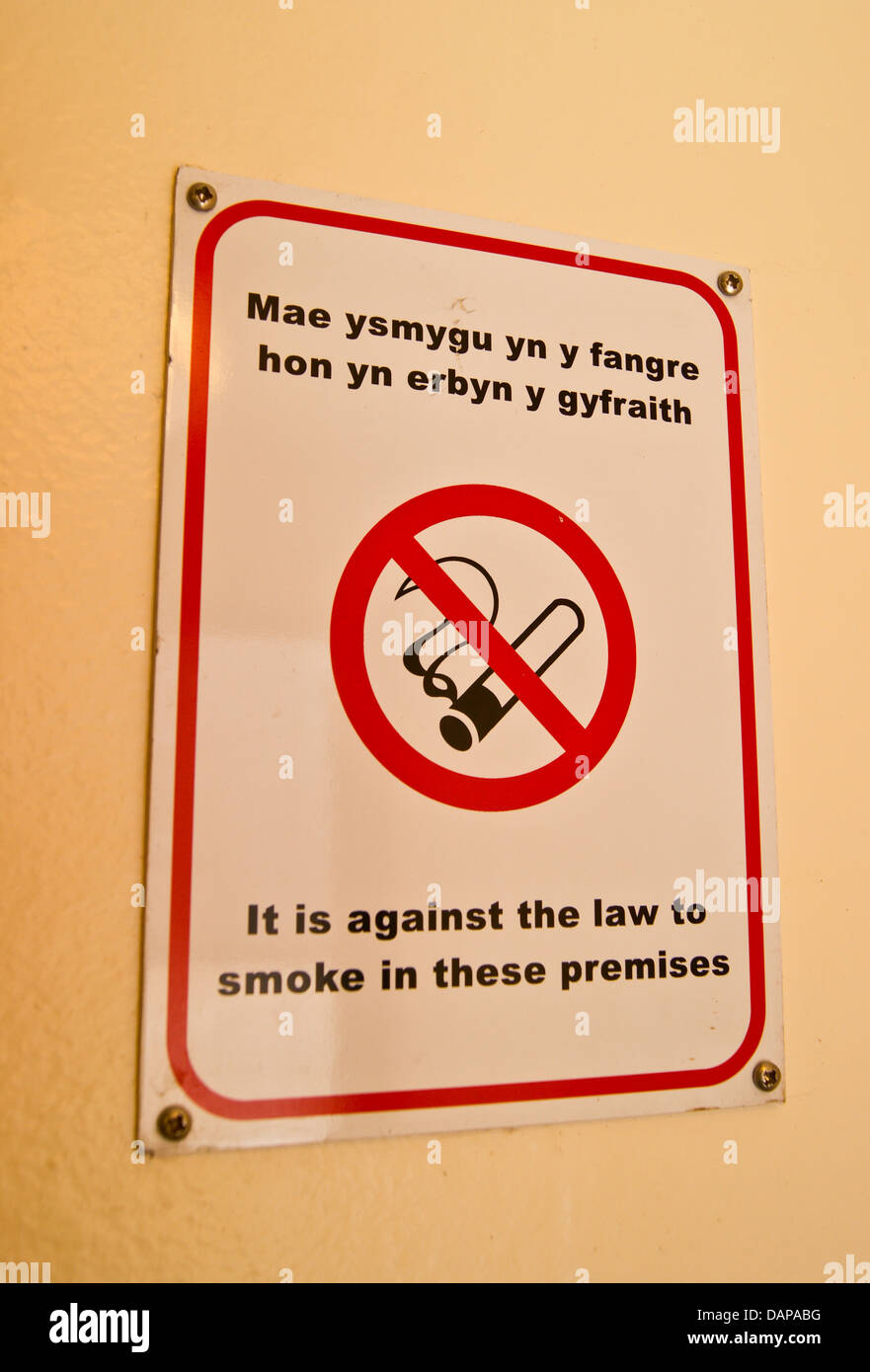 Prohibido Fumar. El Cartel No Fuma En La Pared Imagen de archivo