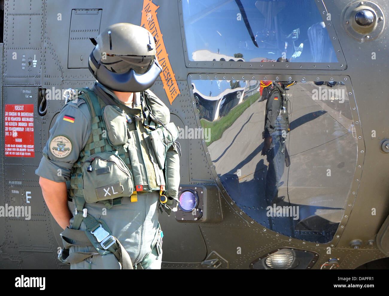 Un soldado está reflejada en la ventanilla de la cabina de un CH 53  helicóptero del ejército, en el cuerpo de aviación del ejército aeródromo  en Laupheim, Alemania, 18 de agosto de