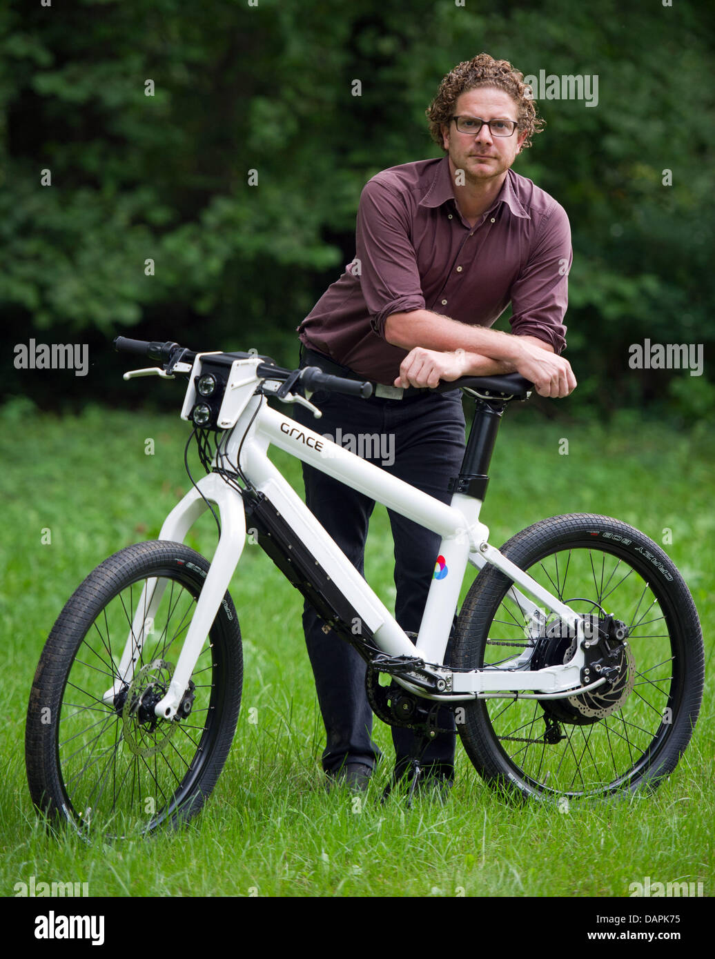 E-Bike inventor Michael Hecken presenta su e-bike Gracia en Biesentahl,  Alemania, 19 de agosto de 2011. Los 39 años de edad, ha inventado una  bicicleta que va a revolucionar el tráfico por