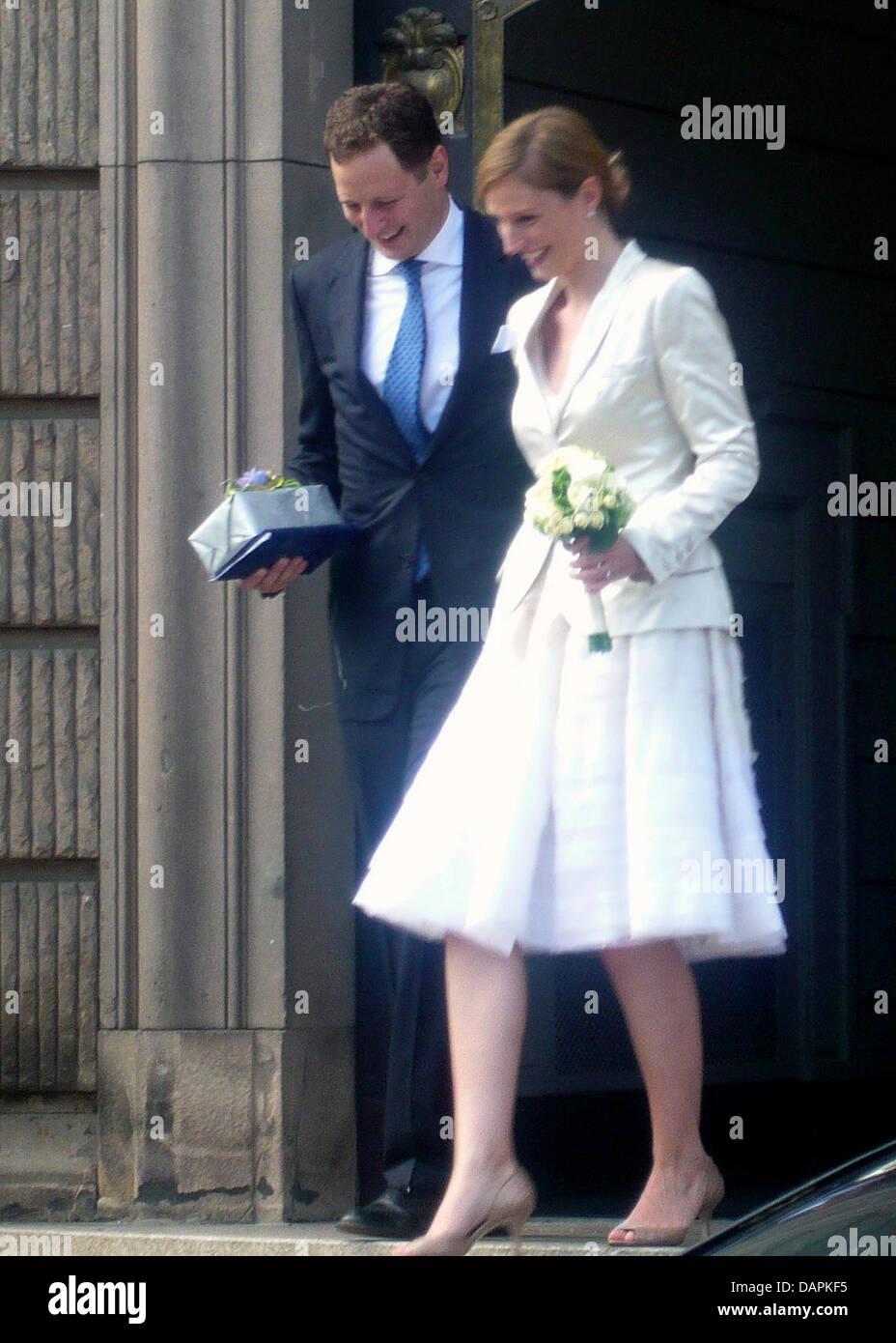 Georg Friedrich, Príncipe de Prusia, y la Princesa Sofía de Isenburg deje  el Stadthaus en Potsdam, Alemania, el 25 de agosto de 2011. A los 35 años  se casó con el príncipe.