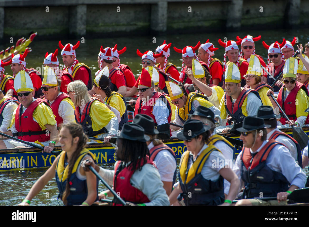 El 2013 "Ayuda para los héroes caridad Dragon Boat Race Fancy Dress evento benéfico organizado por el Rotary Club en York. Foto de stock
