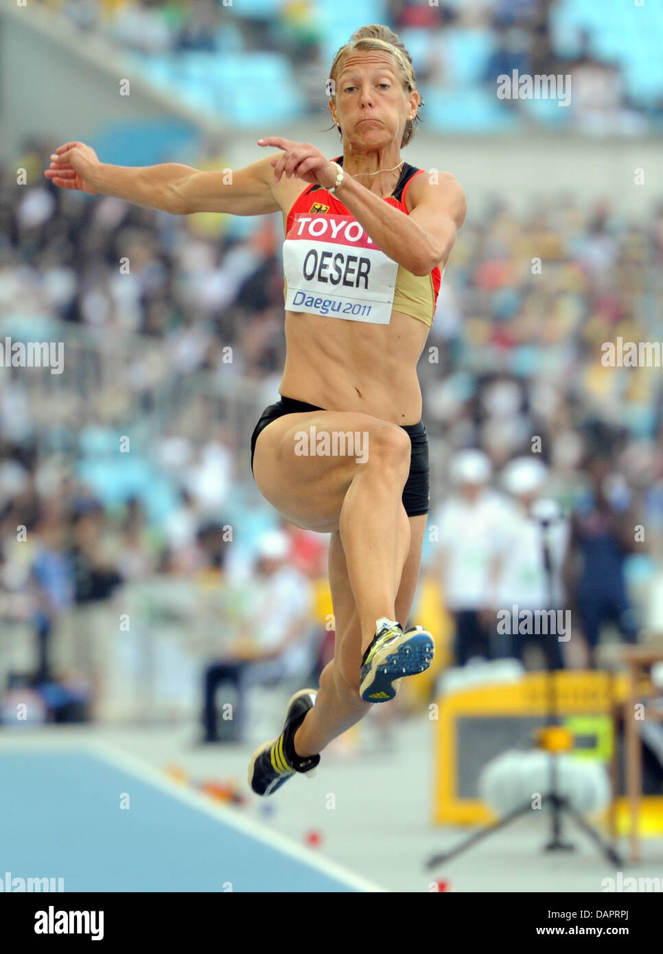Jennifer Oeser de Alemania compite en el salto de longitud Heptathlon en el 13º Campeonato del Mundo IAAF de Atletismo, en Daegu, República de Corea, el 30 de agosto de 2011. Foto: Rainer Jensen dpa Foto de stock