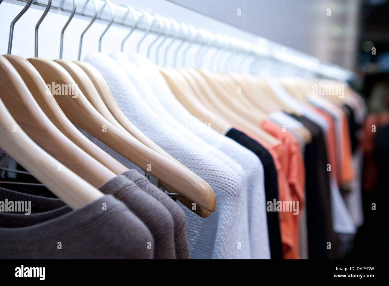 Colgar la ropa en un estante en una tienda de ropa en Melbourne, Australia  Fotografía de stock - Alamy