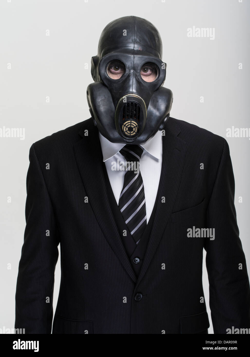 Empresario de traje y corbata llevar máscara antigás. Bancarios tóxicos. Foto de stock