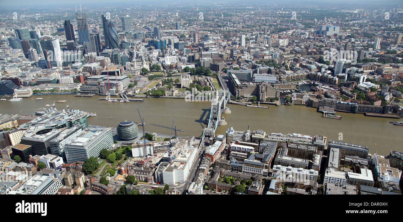 Vista aérea de Londres desde Bermondsey cruzando el Támesis con la Torre de Londres, el Ayuntamiento, el Puente de la torre y la ciudad de Londres. Foto de stock