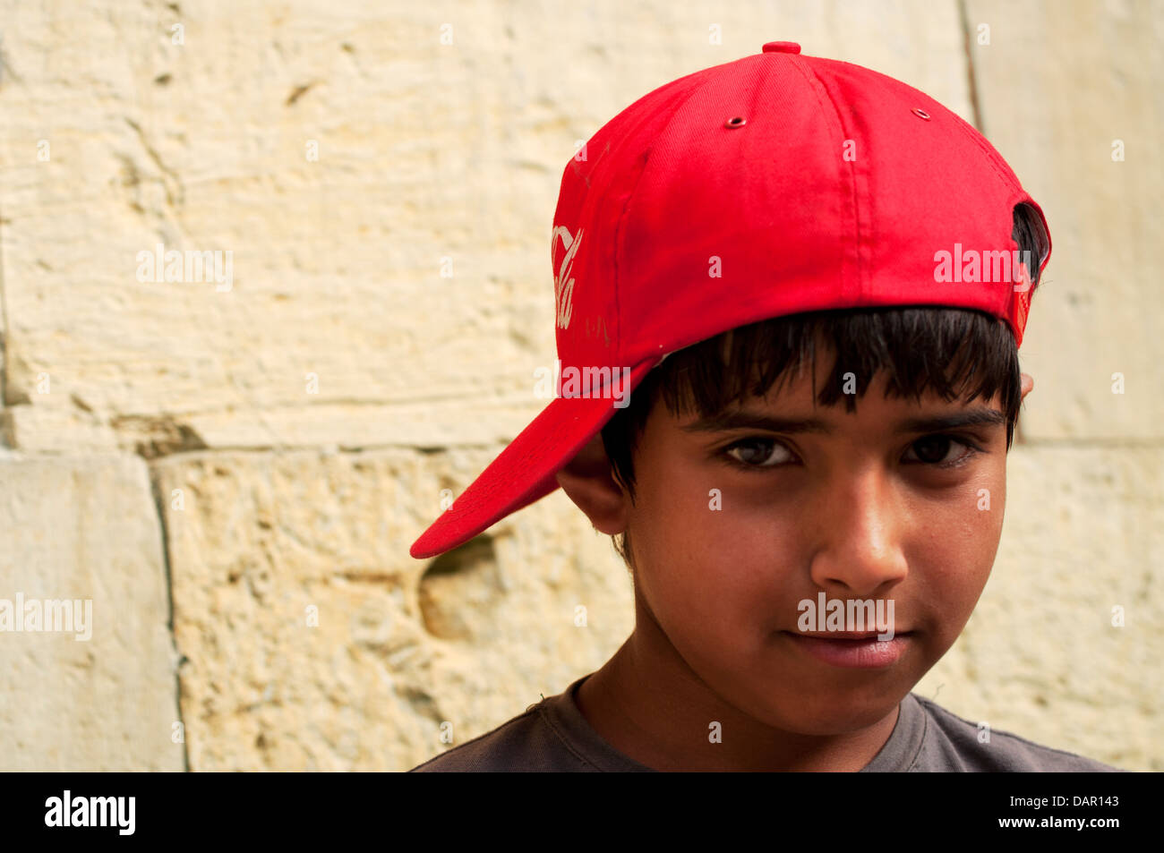 Joven con una gorra roja sal, Jordania Foto de stock