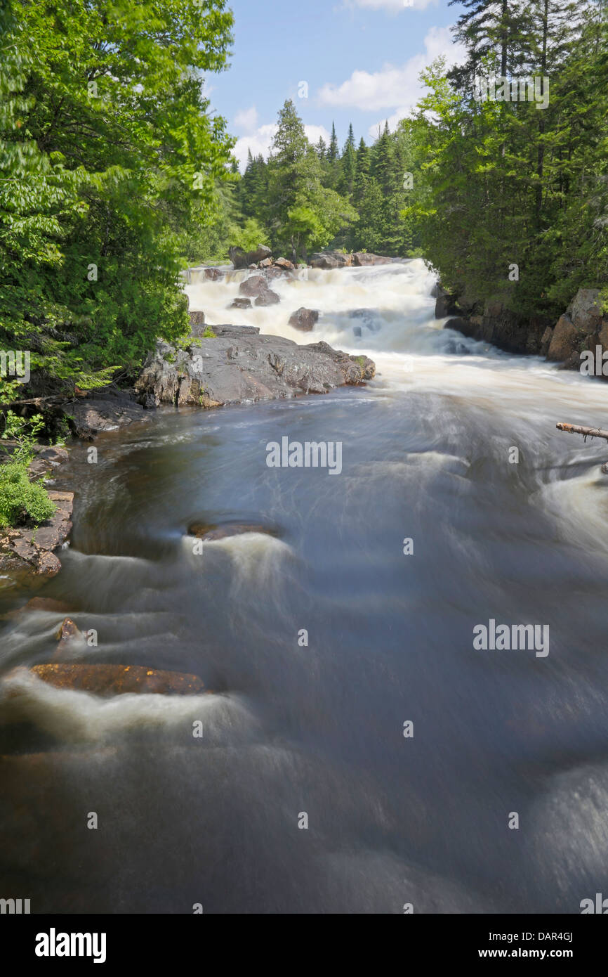 Cascada en el Parque Nacional de Mont Tremblant, Quebec Foto de stock