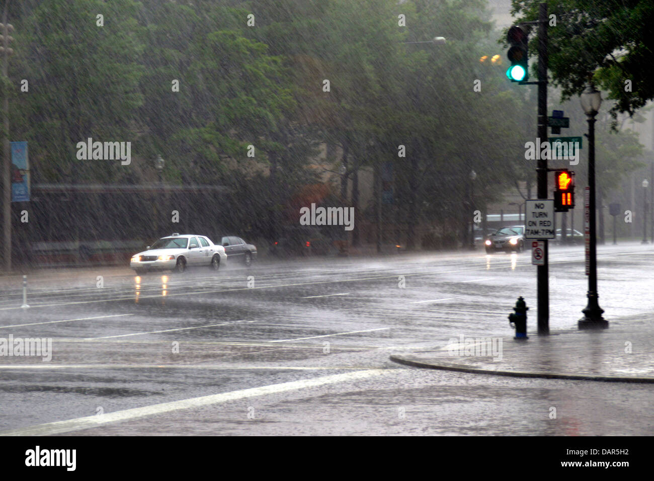 Constitution Ave en Washington DC durante una tormenta eléctrica Foto de stock