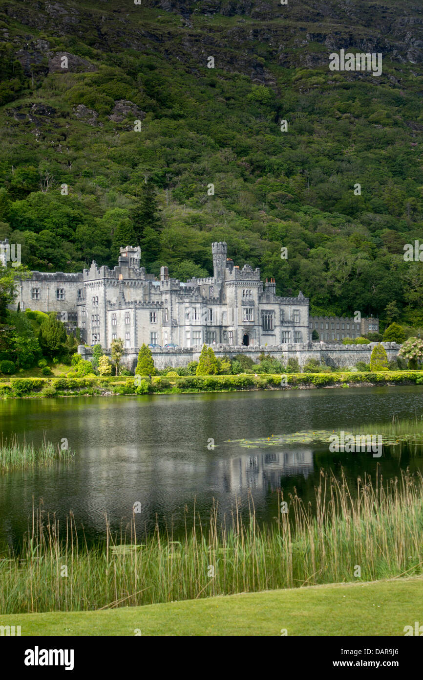 La abadía de Kylemore casa refleja en verano en el lago de Connemara, Condado de Galway, Irlanda, la República de Irlanda Foto de stock