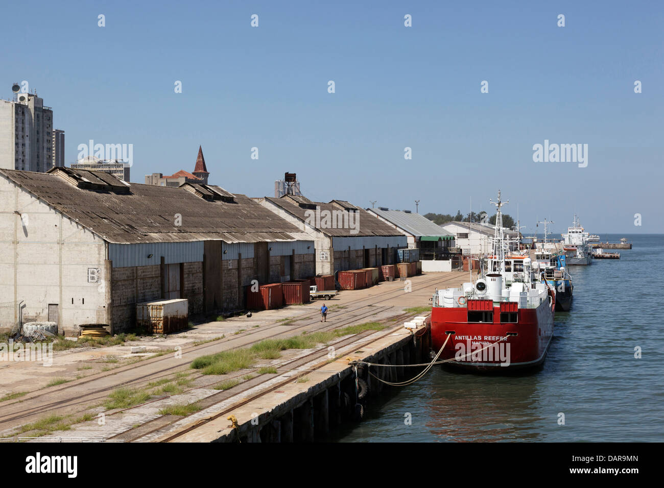 África, Mozambique, Maputo. Barcos y edificios industriales en el puerto  Fotografía de stock - Alamy