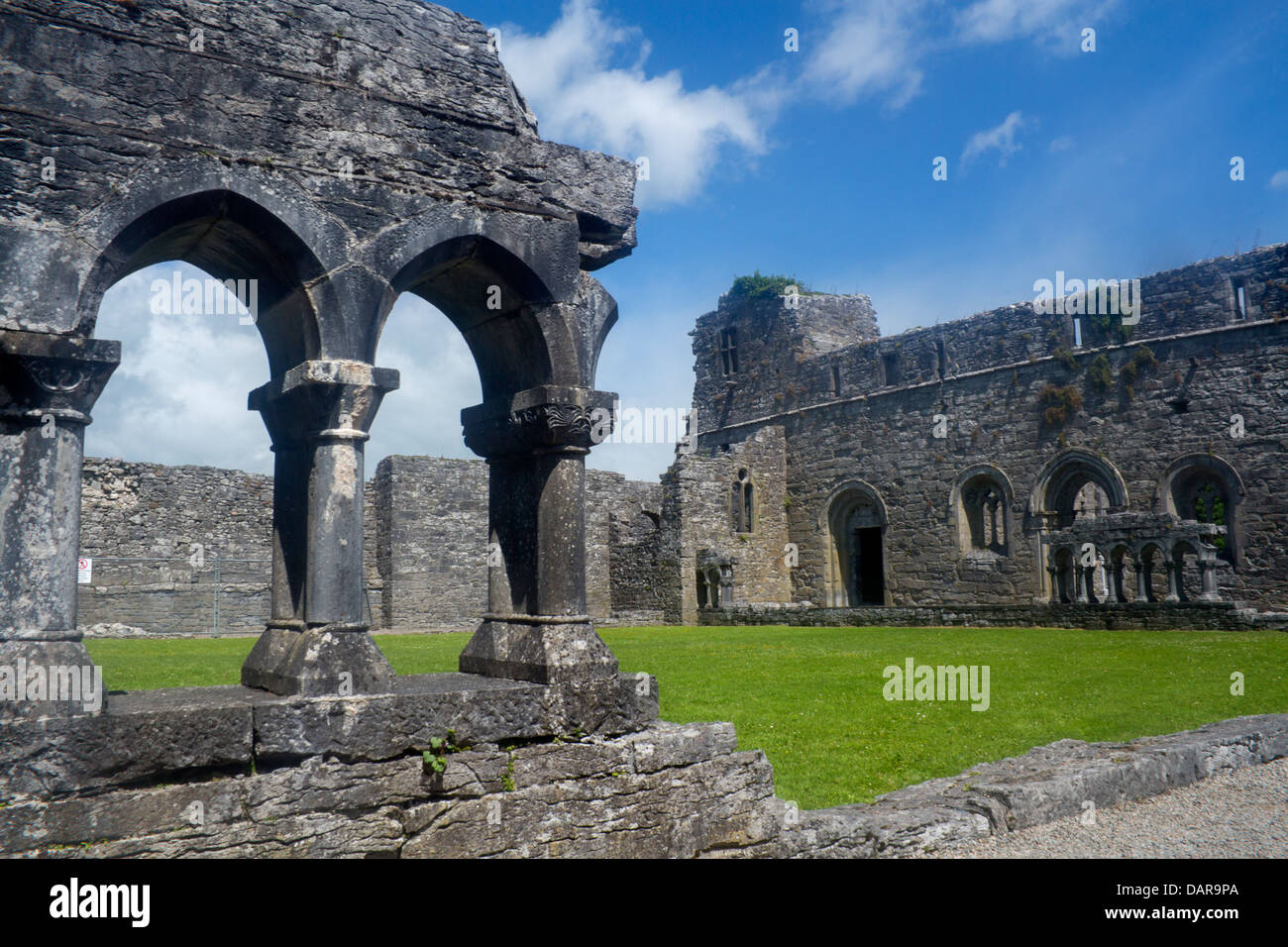 El Claustro y la iglesia de la Abadía de Cong Cong Co County Mayo Eire la República de Irlanda Foto de stock