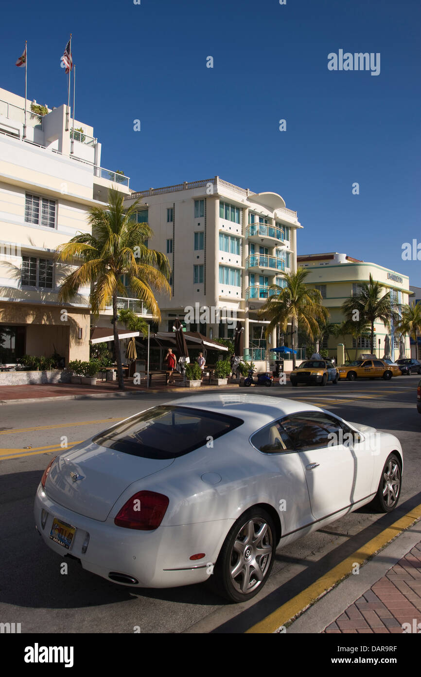 BENTLEY Continental GT BLANCO Ocean Drive South Beach en Miami Beach, Florida, EE.UU. Foto de stock