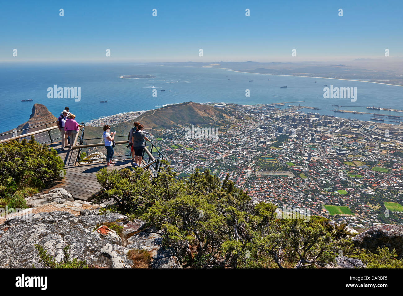 Los turistas en el mirador de la Montaña de la Mesa en Ciudad del Cabo, Western Cape, Sudáfrica Foto de stock