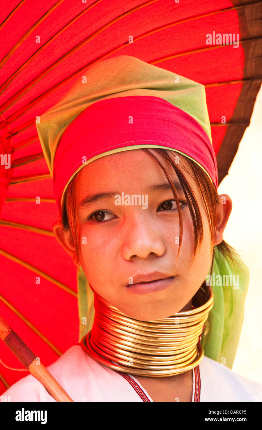 Joven chica llamada Padaung Mimi cerca Indein Village en el Lago Inle en el estado de Shan. Foto de stock