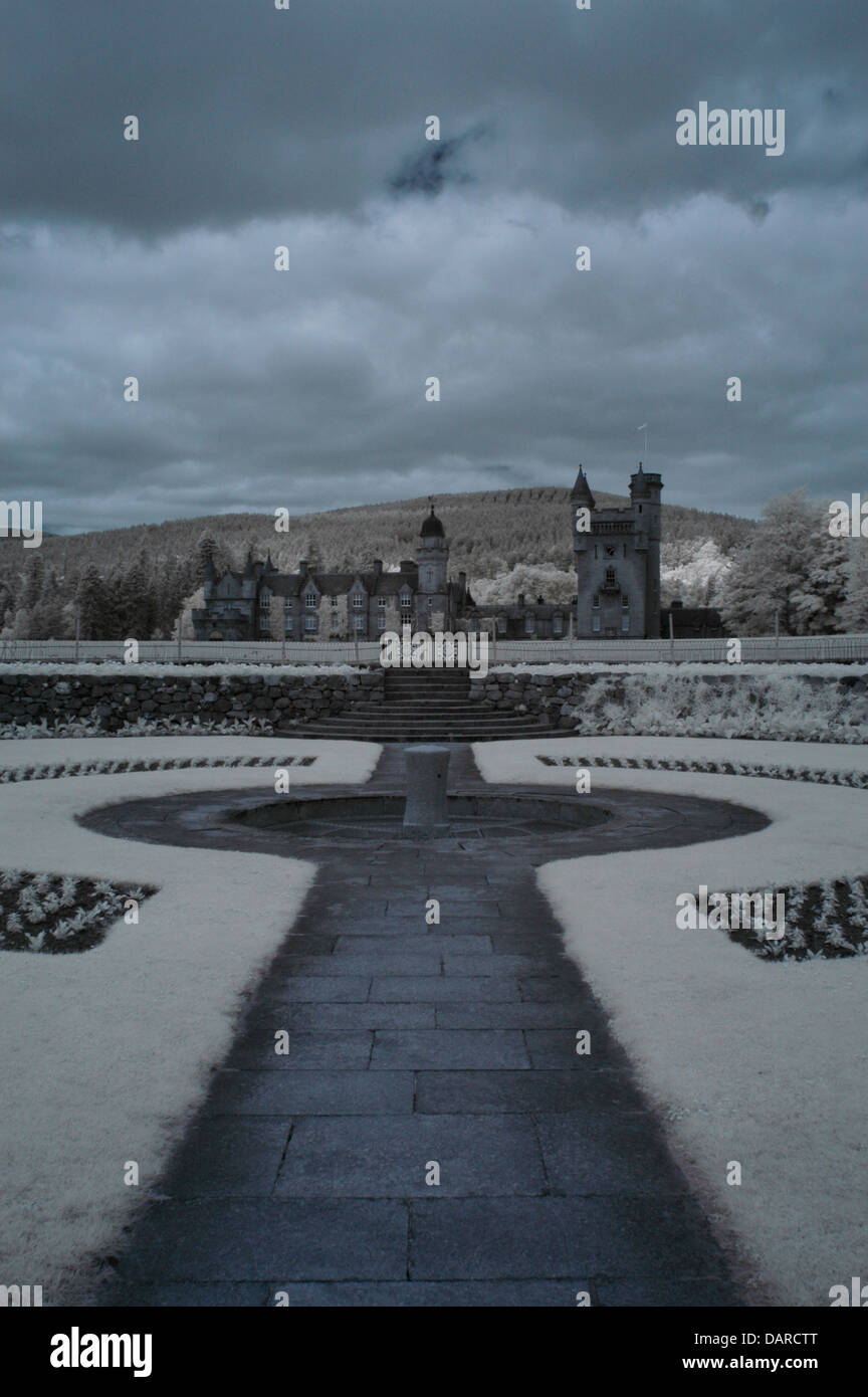 Imagen infrarroja vertical de El Castillo de Balmoral, Escocia, con amplio jardín en la parte delantera Foto de stock