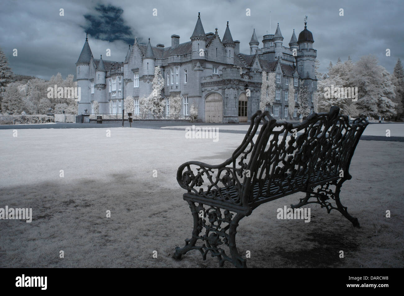 Imagen infrarroja de el castillo de Balmoral, Escocia con banco de jardín en primer plano. Su Alteza Real la Reina Isabel y su familia pasar el verano aquí. Foto de stock