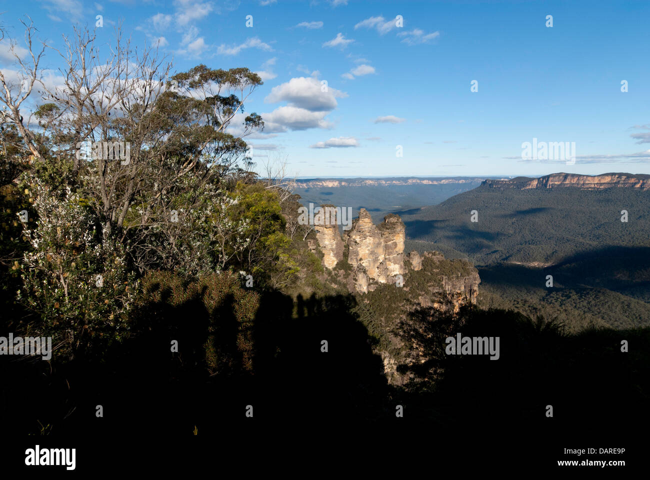 La formación rocosa Three Sisters en Echo Point, con la sombra de visitantes en la plataforma de visualización Foto de stock