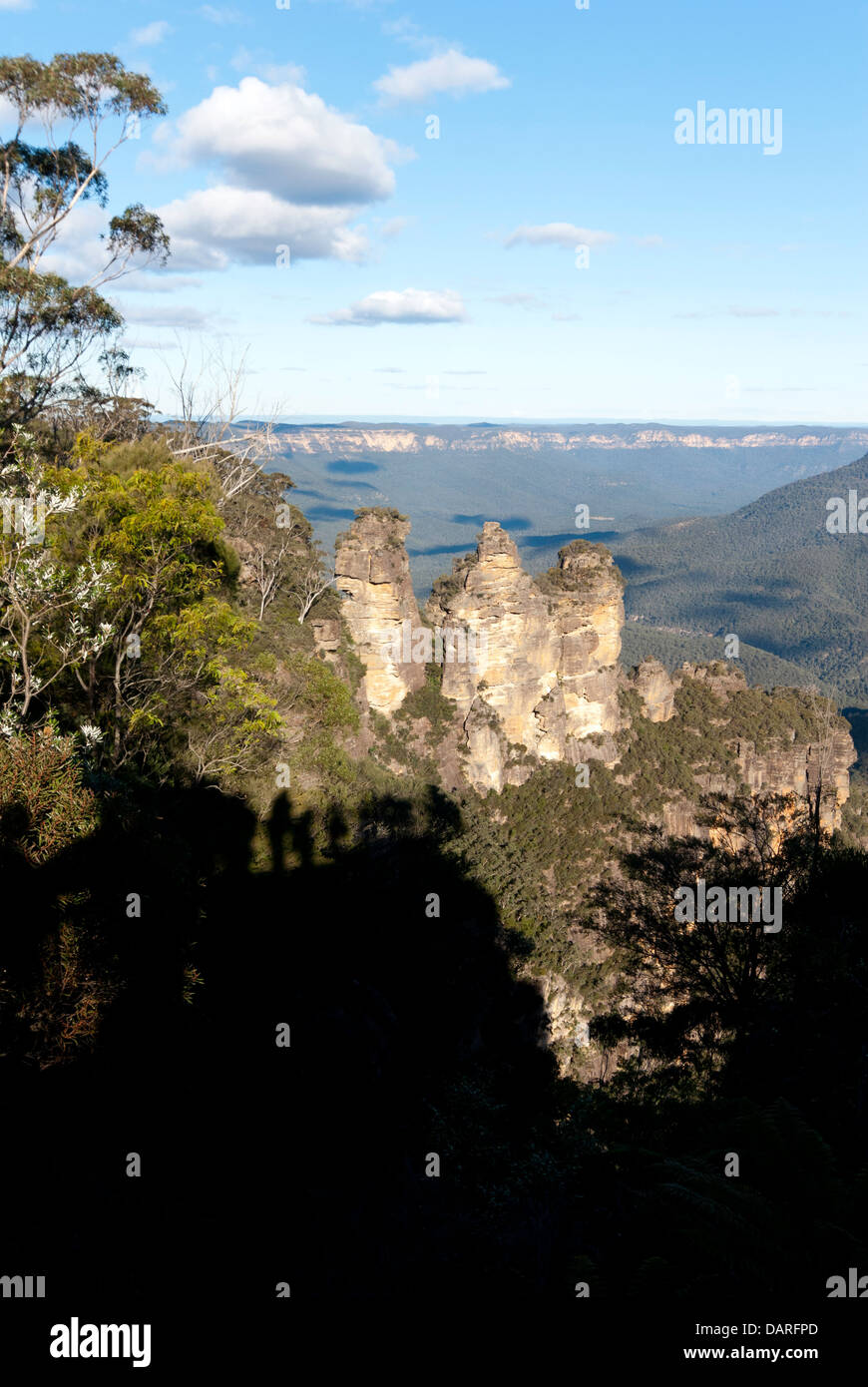 La formación rocosa Three Sisters en Echo Point, con la sombra de visitantes en la plataforma de visualización Foto de stock