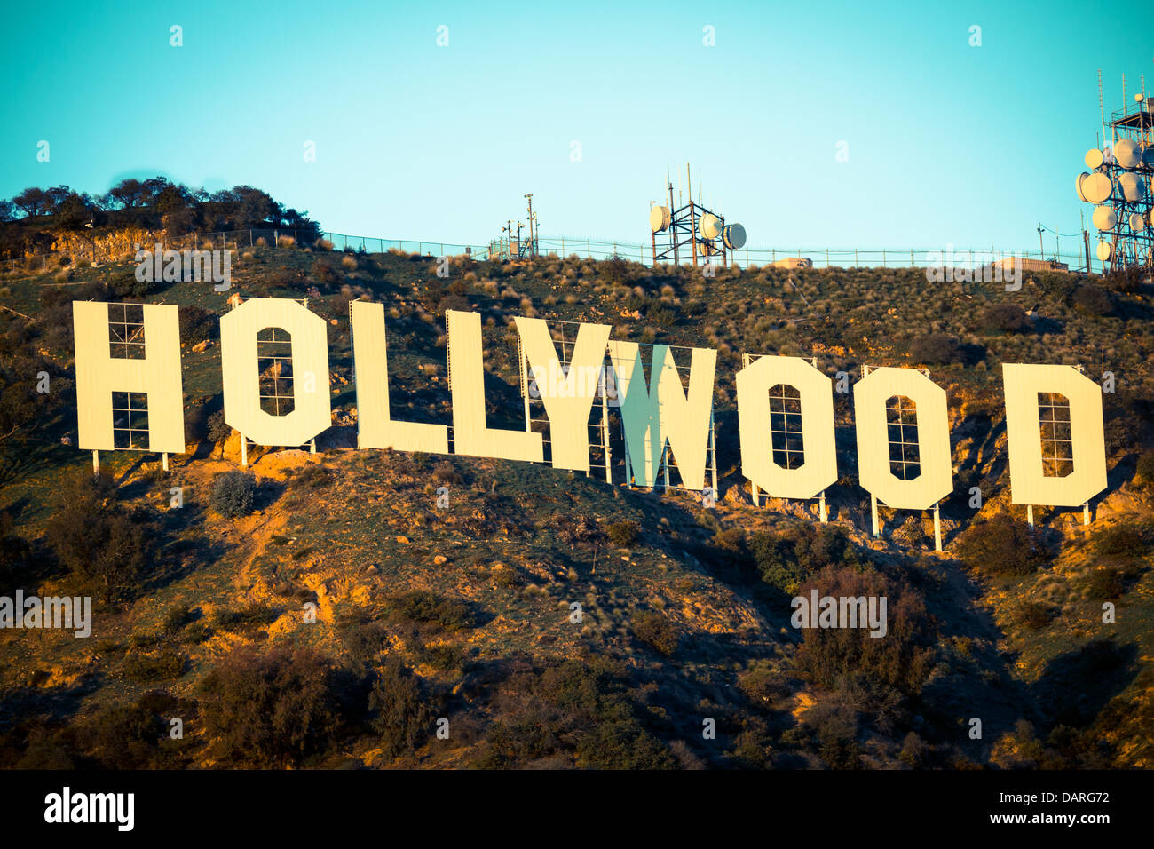El icónico cartel de Hollywood con un fondo de cielo azul Foto de stock