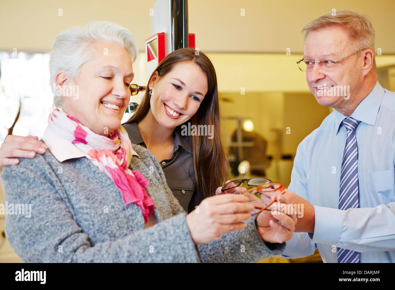 Anciana comprando gafas con su nieto en el óptico Foto de stock
