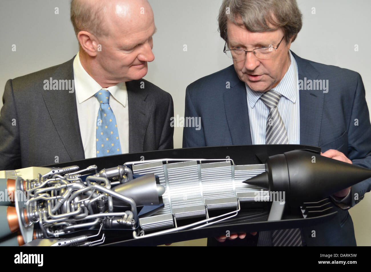 Gobierno británico de Ciencia y universidades Ministro David Willetts (L) con Alan Bond de motores de reacción Ltd Foto de stock