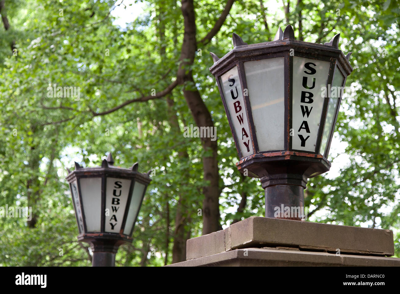 Signos de metro en la entrada al Parque Central de la ciudad de Nueva York Foto de stock