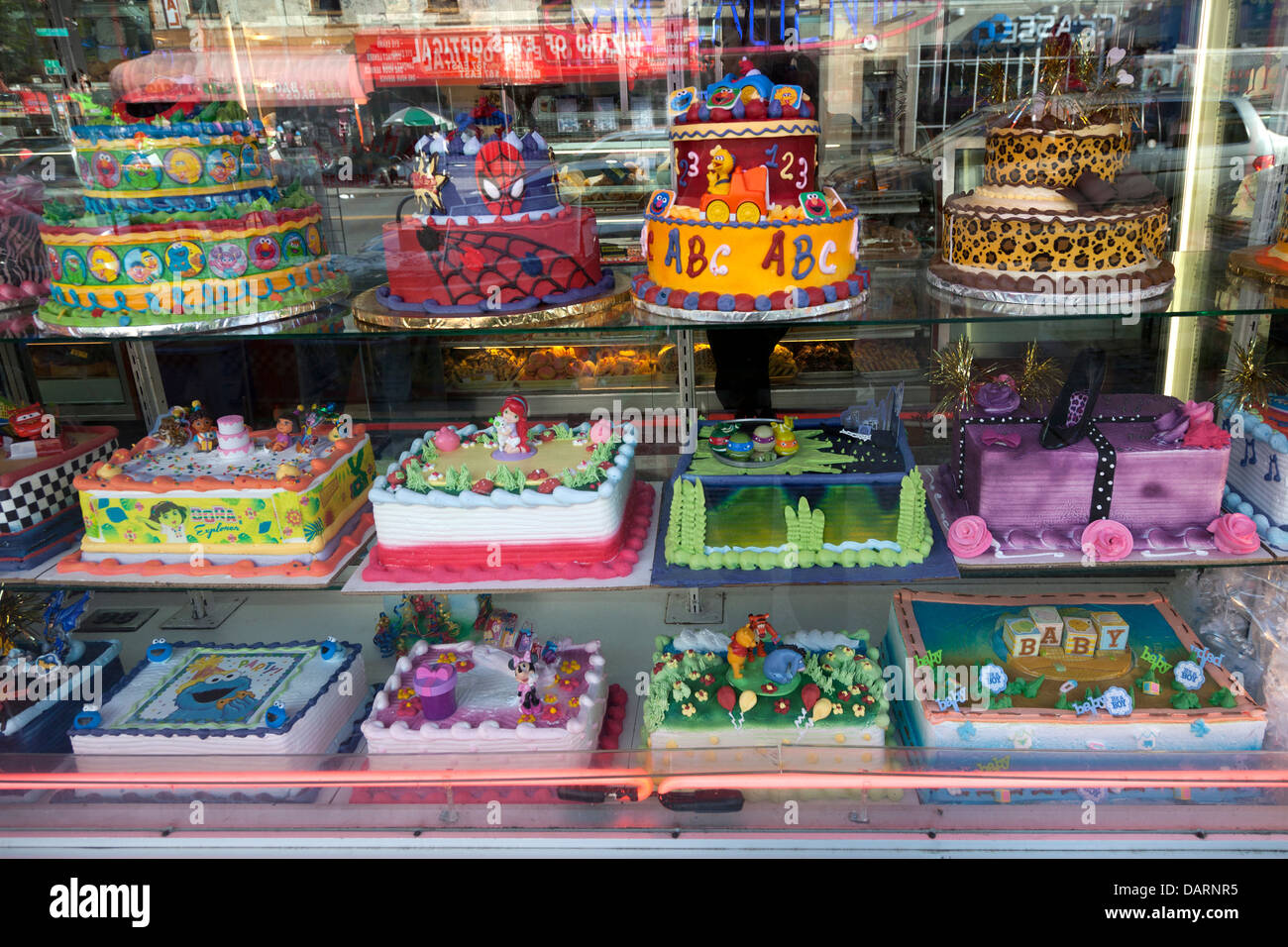 Tartas de cumpleaños ina tienda en la Ciudad de Nueva York Foto de stock