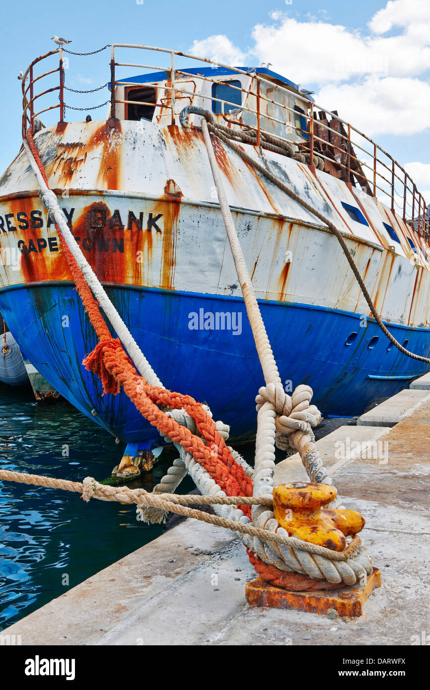 Cuerdas y rusty detalle del buque en el puerto de Hout Bay, Ciudad del Cabo,  Western Cape, Sudáfrica Fotografía de stock - Alamy