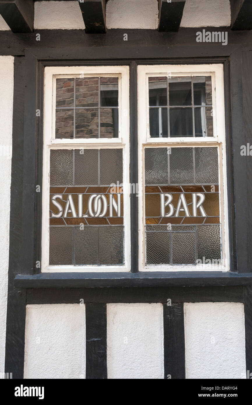 Salon bar firmar en un viejo pub de la ventana Foto de stock