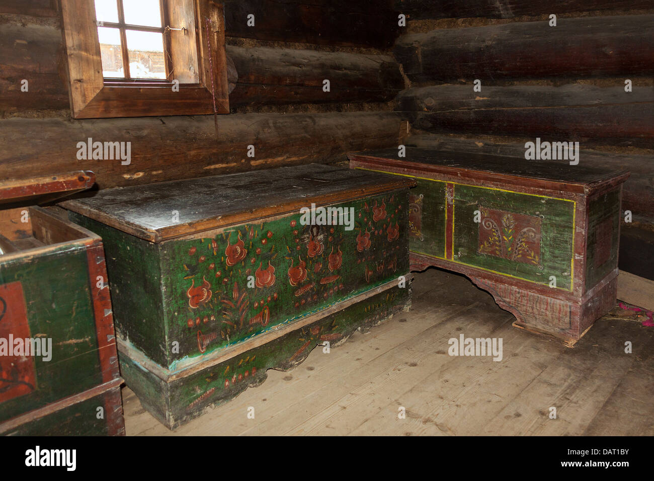 Cajas de madera para guardar la ropa en la Casa Solariega Moniak en el  Parque Museo Etnográfico Orava en Górna Zubrzyca, Polonia Fotografía de  stock - Alamy