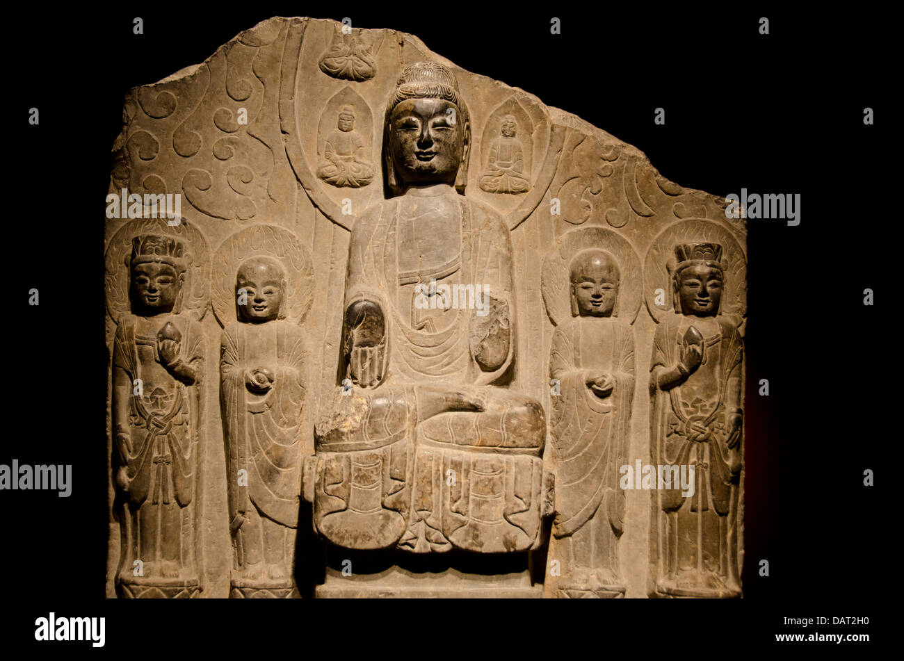 China, Shanghai, el museo de Shanghai. Antigua colección de piedra labrada, estatua de Buda c. 550-577 AD. Foto de stock