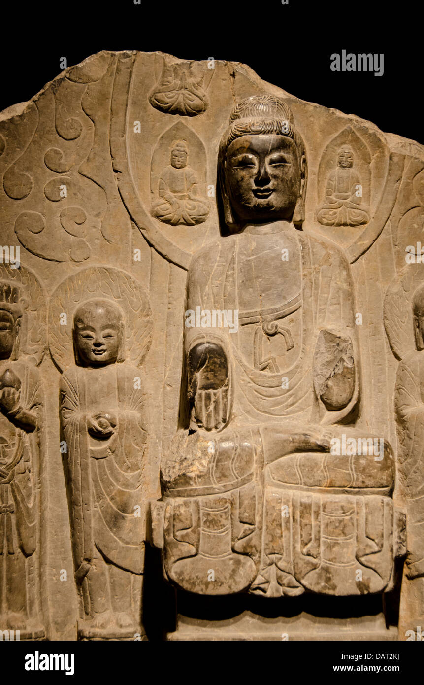 China, Shanghai, el museo de Shanghai. Antigua colección de piedra labrada, estatua de Buda c. 550-577 AD. Foto de stock