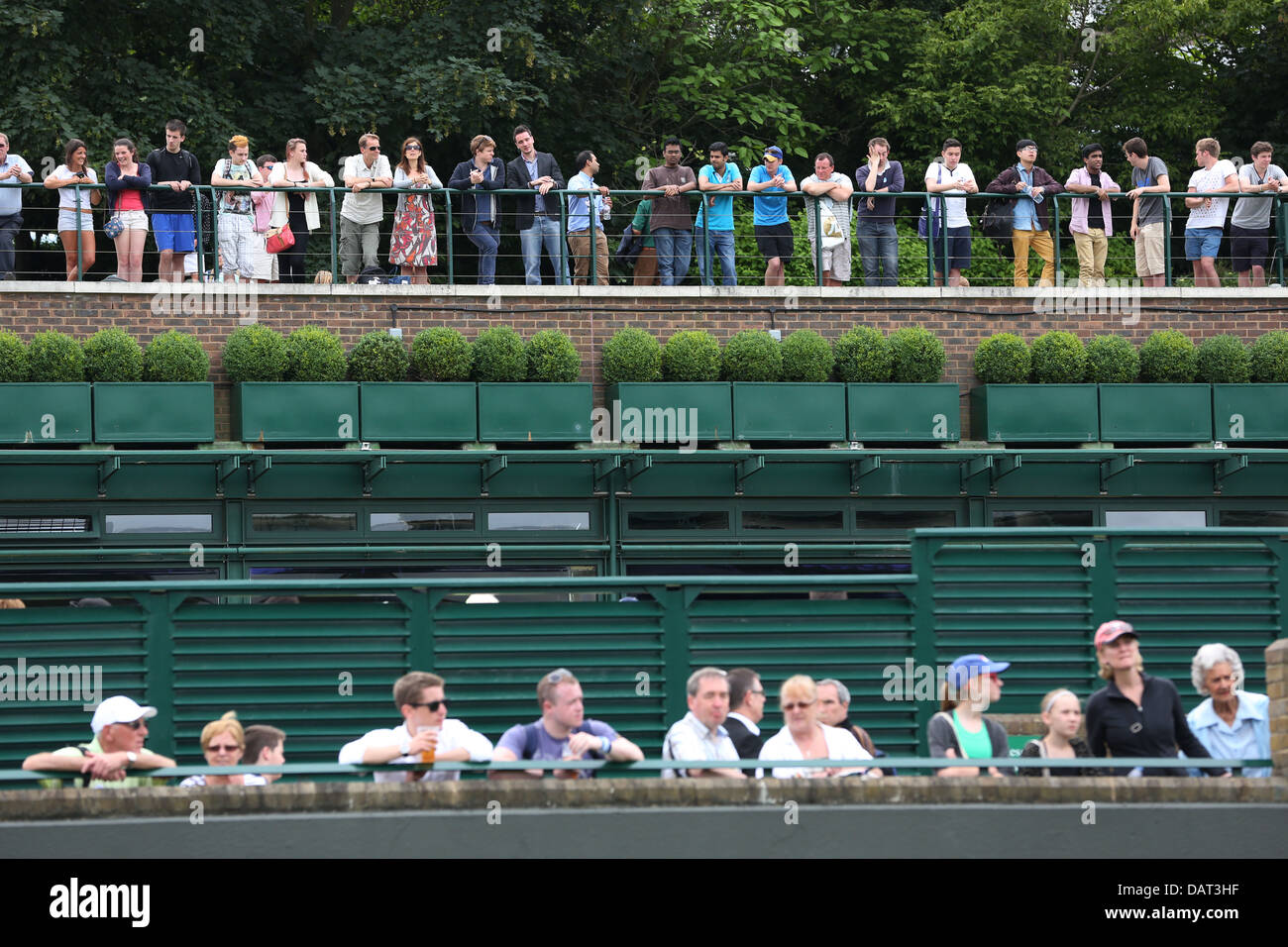 Los espectadores con vistas a tribunales en los Campeonatos de Tenis de Wimbledon 2013 Foto de stock