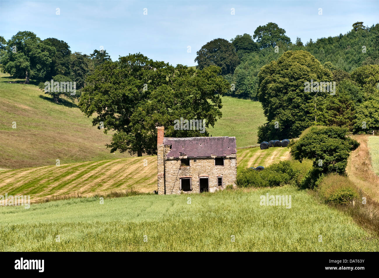 Una antigua granja abandonada en el campo inglés, en la frontera entre Herefordshire y Shropshire, Reino Unido Foto de stock