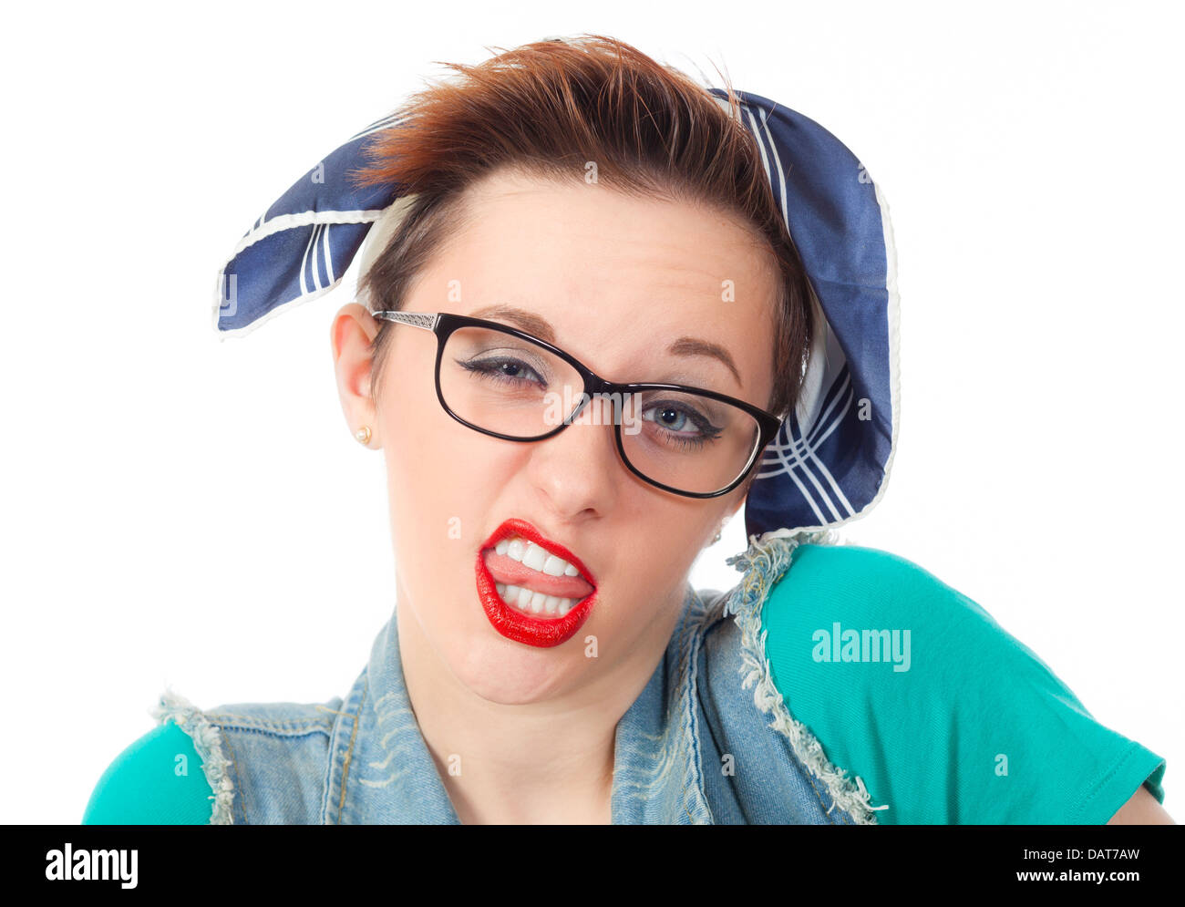 Joven adolescente, vestido informalmente y gafas, una niña, hace tonto y caras felices. Foto de stock