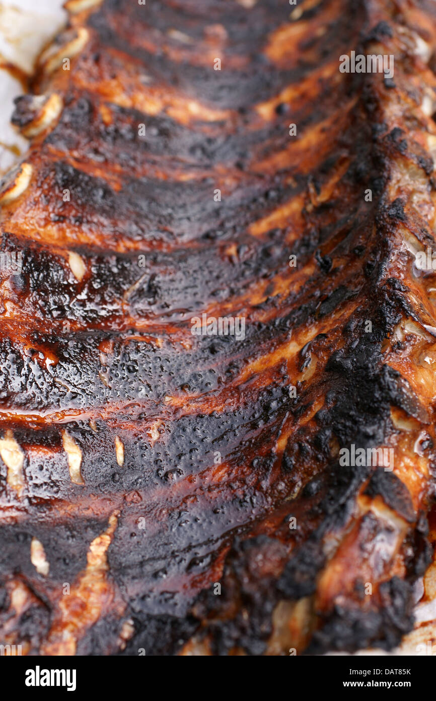 Costillas de carne adobada cocinados en una barbacoa Foto de stock