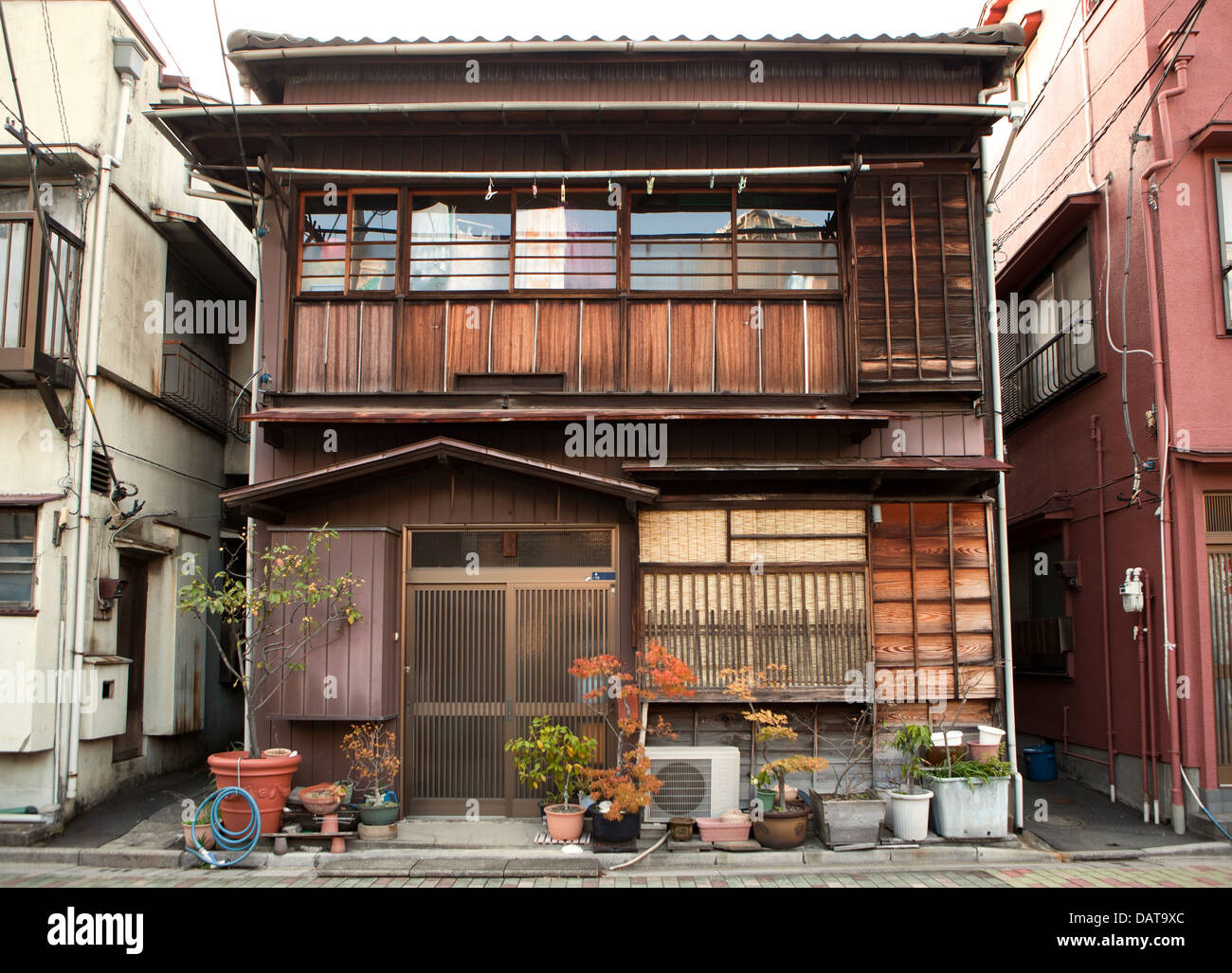 Los balcones en Tokio se construyen hacia dentro - Original estructura  interior de una casa en Tokio