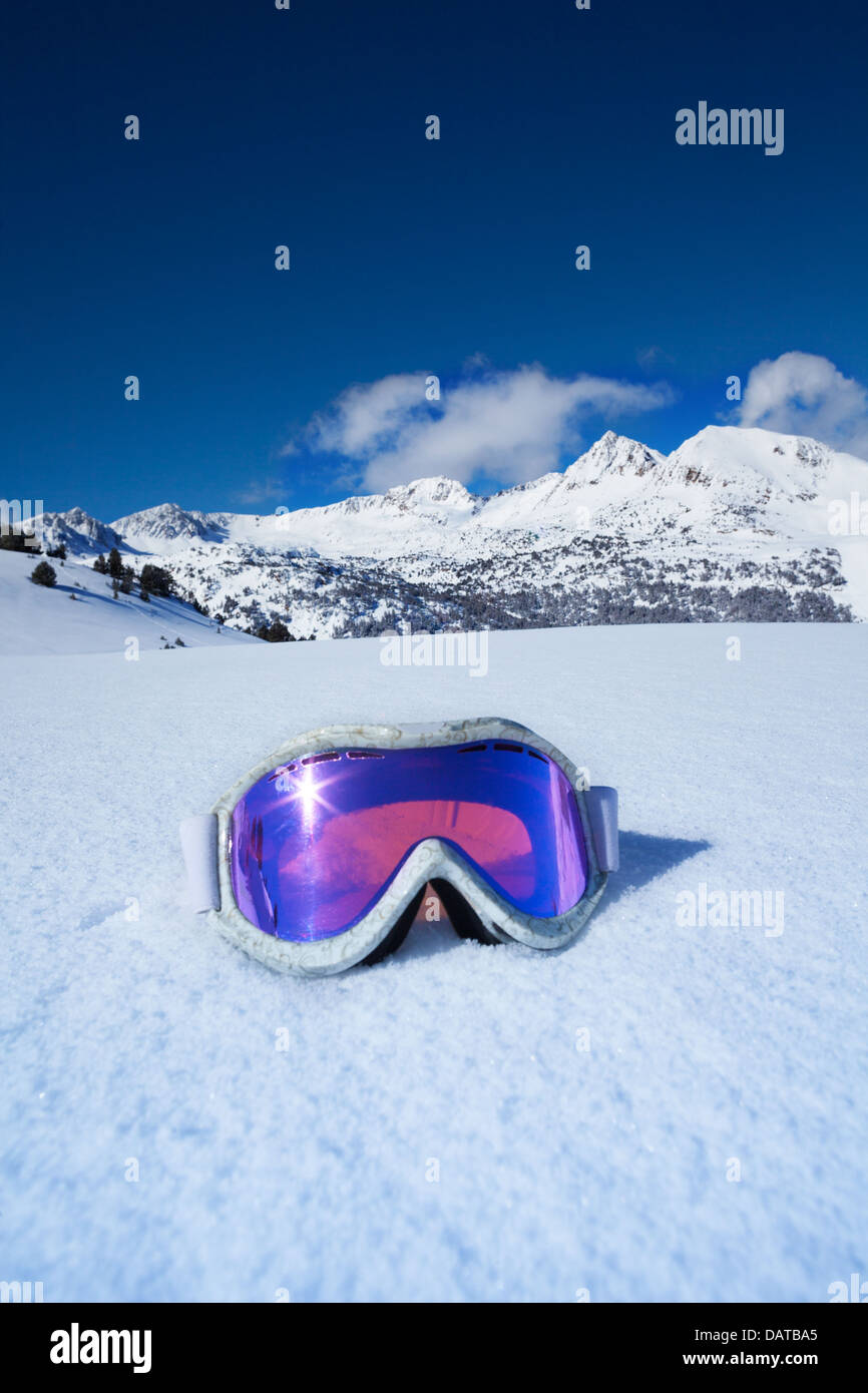 Invierno, El Ocio, El Deporte Y La Gente Concepto - Mujer Joven Feliz En  Gafas De Esquí Con El Snowboard Sobre La Nieve Y El Fondo De La Montaña  Fotos, retratos, imágenes