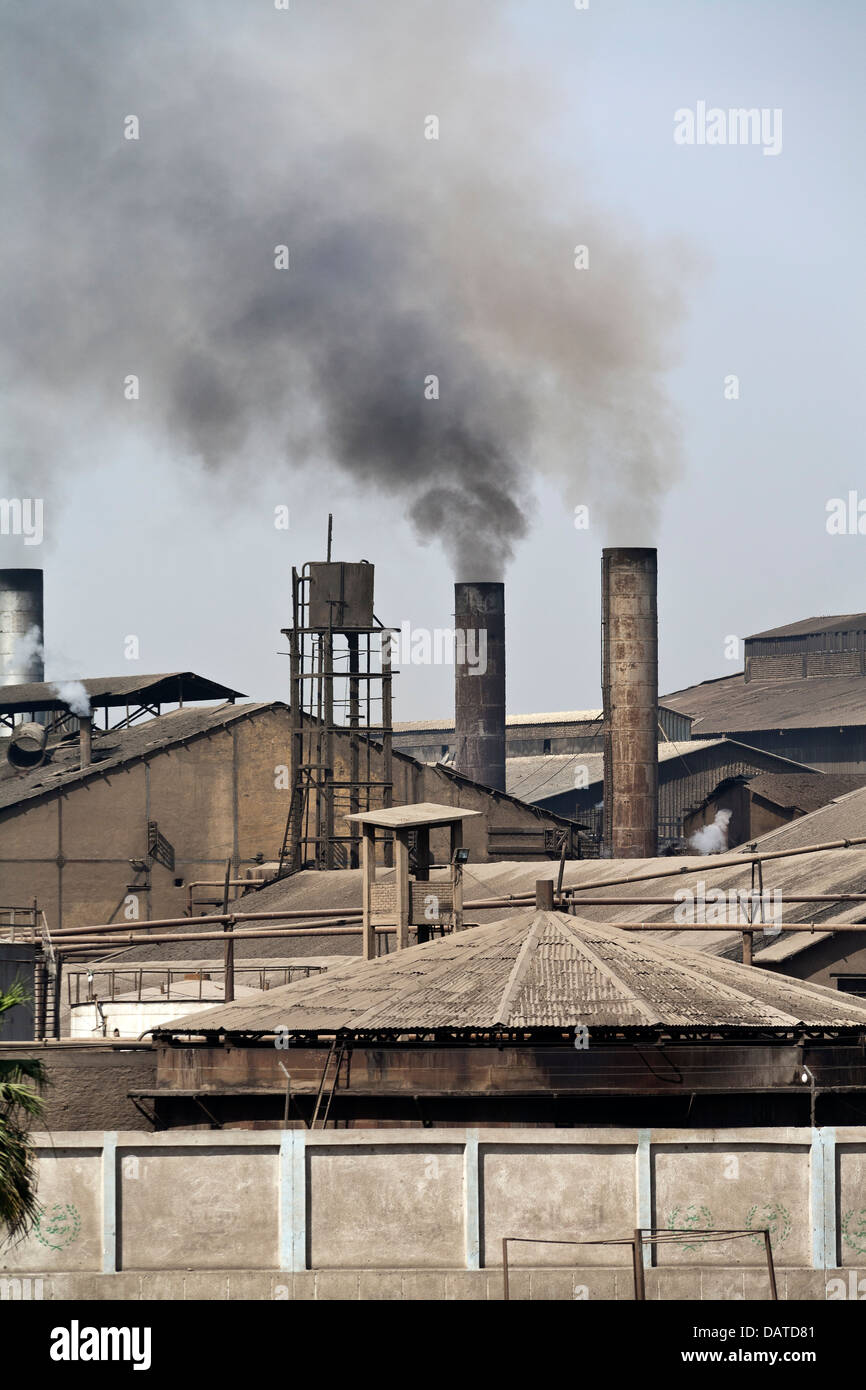 Fumar Chimeneas de fábrica a orillas del río Nilo, Egipto África Foto de stock