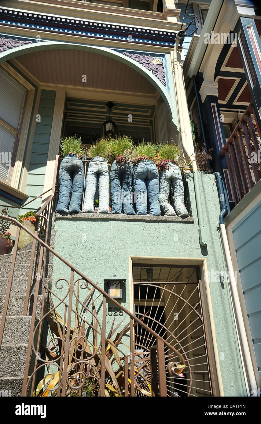 Las plantas sembradas en pares de pantalones vaqueros en un balcón, San  Francisco, EE.UU Fotografía de stock - Alamy