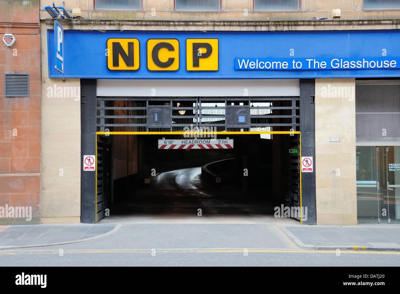 Aparcamiento NCP limitación de altura en el centro de la ciudad de Glasgow, Escocia, Reino Unido Foto de stock