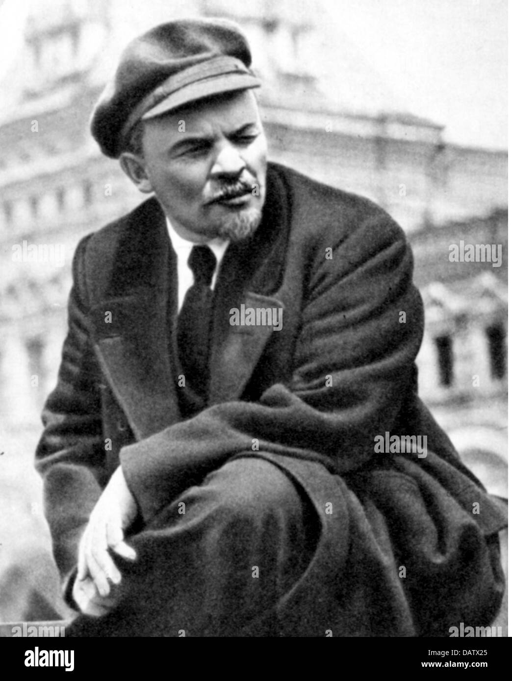 Lenin (Vladimir Ilyich Ulyanov), 22.4.1870 - 21.1.1924, político ruso, de  mitad de largo, en la revisión militar de las brigadas de trabajadores,  Moscú, 25.5.1919 Fotografía de stock - Alamy